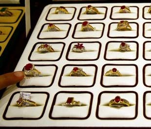 Đà đi xuống của giá vàng giao ngay vẫn tiếp diễn trong phiên giao dịch sáng nay tại châu Á, đánh dấu ngày giảm giá thứ ba của kim loại quý này - Ảnh: Reuters.