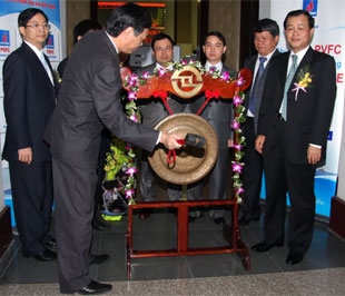 Ngày 3/11/2008, PVFC niêm yết cổ phiếu tại HOSE với mã PVF.