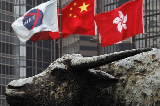 Dẫn đầu xu thế tăng điểm của chứng khoán châu Á hôm nay là thị trường Trung Quốc với mức tăng 1,4% của chỉ số Shanghai Composite và 1,6% của hàn thử biểu CSI 300 - Ảnh: Reuters.