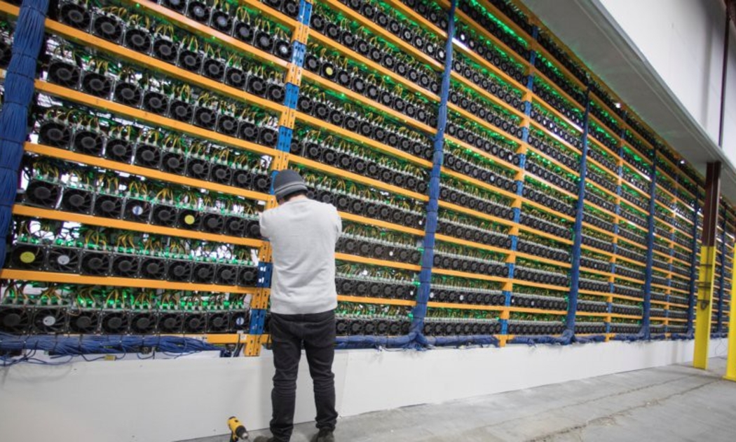 Bên trong một trang trại đào tiền ảo - Ảnh: Reuters.