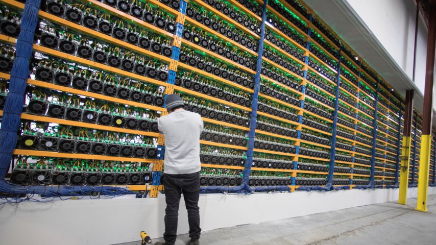 Bên trong một trang trại đào tiền ảo - Ảnh: Reuters.