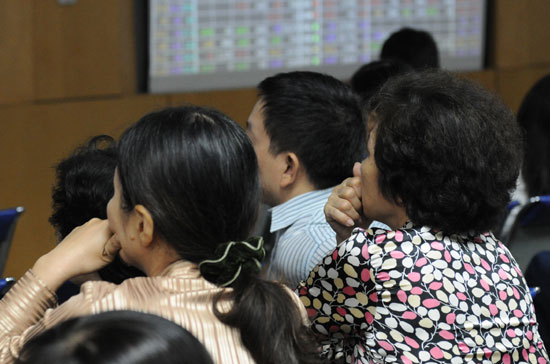 Thuế thu nhập từ đầu tư chứng khoán được giảm 50%, thời gian thực hiện được xác định từ 1/8/2011 đến hết ngày 31/12/2012.