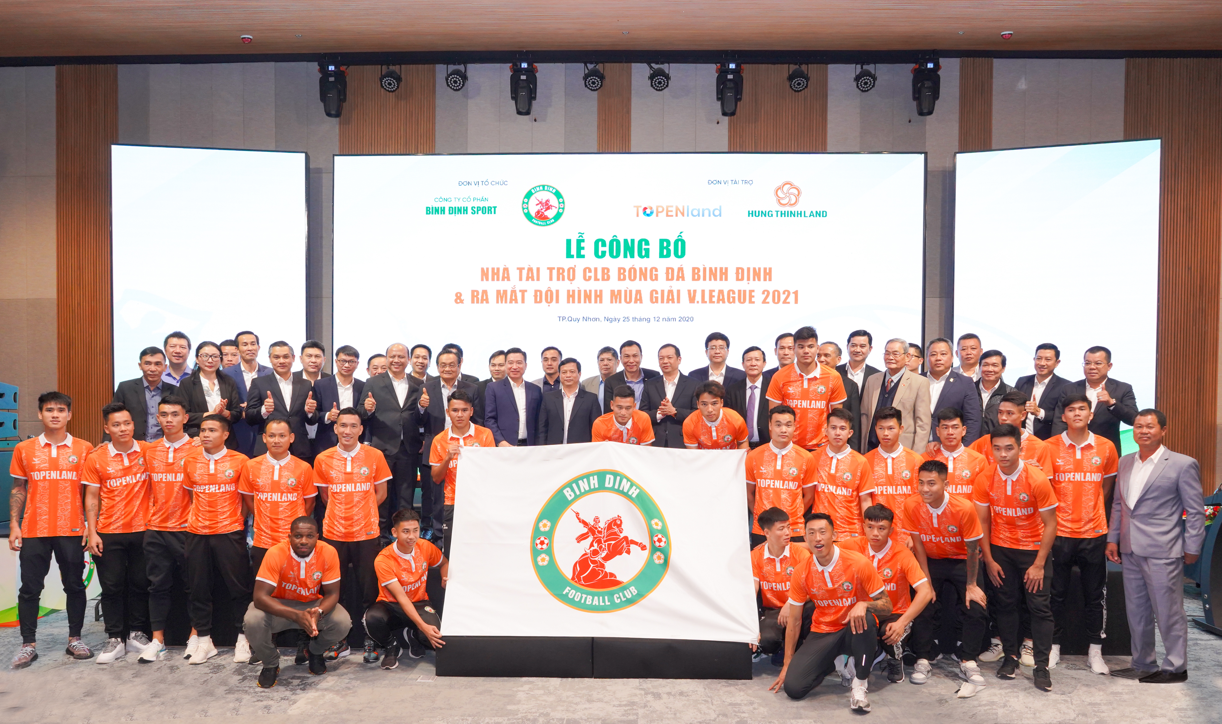 Ban huấn luyện và các cầu thủ CLB bóng đá Topenland Bình Định chụp hình lưu niệm với lãnh đạo tỉnh, lãnh đạo Tập đoàn Hưng Thịnh và đại diện các nhà tài trợ