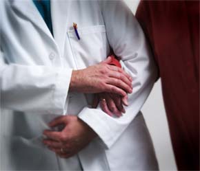 Các bệnh viện cổ phần hóa sẽ phải cạnh tranh để đảm bảo sự tồn tại của mình, khi nguồn ngân sách cấp từ Nhà nước cho bệnh viện sẽ giảm đáng kể hoặc bệnh viện sẽ hoàn toàn không còn được bao cấp.