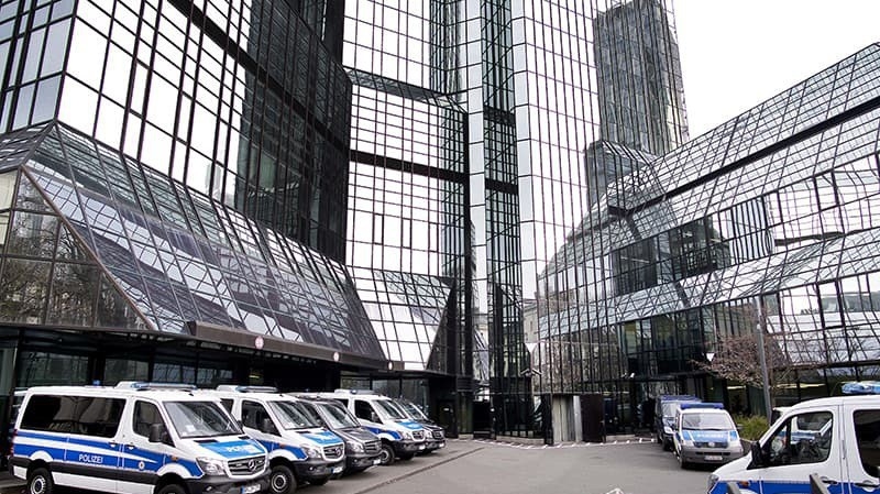 Xe cảnh sát bên ngoài trụ sở Deutsche Bank tại Frankfurt, Đức vào ngày 29/11 - Ảnh: CNN. 