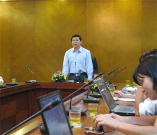 Bộ trưởng Bộ Công Thương Vũ Huy Hoàng tại cuộc họp báo.
