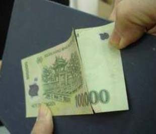 Căn cứ điều kiện xét đổi, đơn vị thu đổi thực hiện đổi cho khách hàng và thu phí đổi tiền không đủ tiêu chuẩn lưu thông theo quy định của quy chế.