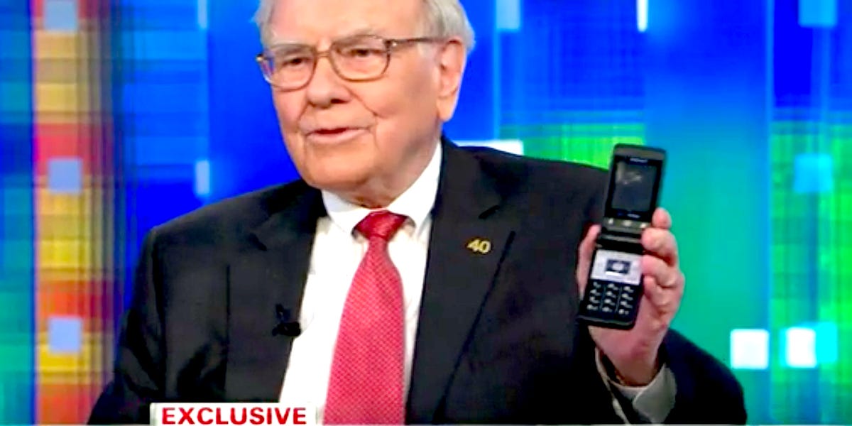 Tỷ phú Buffett dùng điện thoại gập Nokia nhiều năm trước khi đổi sang iPhone - Ảnh: CNBC