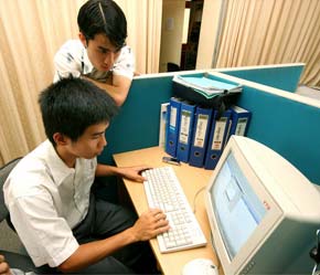 Virus lây lan nhiều nhất trong tháng là W32. UkuranB.Worm, lây 143.400 máy tính - Ảnh: Việt Thắng.