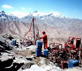 Một mỏ dầu ở Tân Cương, Trung Quốc.