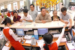 Trong cơ cấu thu nhập của Sacombank tính đến hết ngày 31/12/2009, nguồn thu từ tín dụng chỉ chiếm 25,5%, còn lại là thu từ dịch vụ và thu nhập khác.