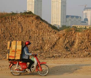Theo nhiều đại biểu Quốc hội, sự chậm trễ, hiệu quả thấp, thất thoát, lãng phí... trong đầu tư xây dựng cơ bản đã trở thành “bệnh nặng”, mà “thuốc” thì chưa đủ mạnh - Ảnh: Việt Tuấn.