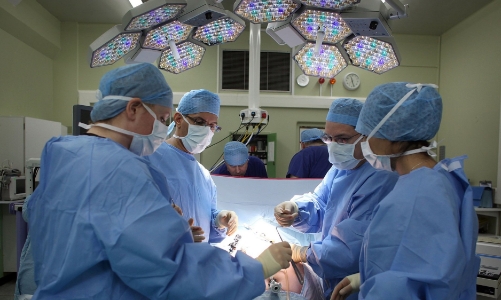 Bác sĩ, luật sư ở Mỹ kiếm được bao nhiêu tiền mỗi giờ?