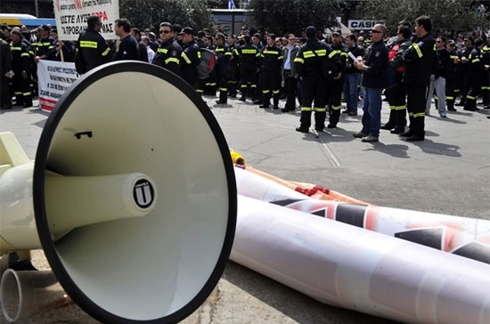 Cảnh sát ngăn ngừa một cuộc biểu tình trên đường phố Athens, Hy Lạp. Rạn nứt trong EU quanh vấn đề Hy Lạp đang làm giới đầu tư mất niềm tin vào đồng Euro, khiến tỷ giá Euro/USD suy giảm liên tục, gây bất lợi cho giá kim loại quý - Ảnh: Getty.