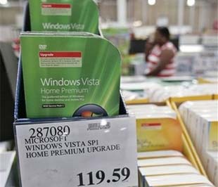 Phiên bản hệ điều hành Windows mới nhất mang tên Vista của Microsoft đã hứng chịu không ít lời chỉ trích là chạy chậm, “đòi” phần cứng mới và đắt tiền, đồng thời lại không “chịu” làm việc với các thiết bị như máy in hay máy scan - Ảnh: AP.