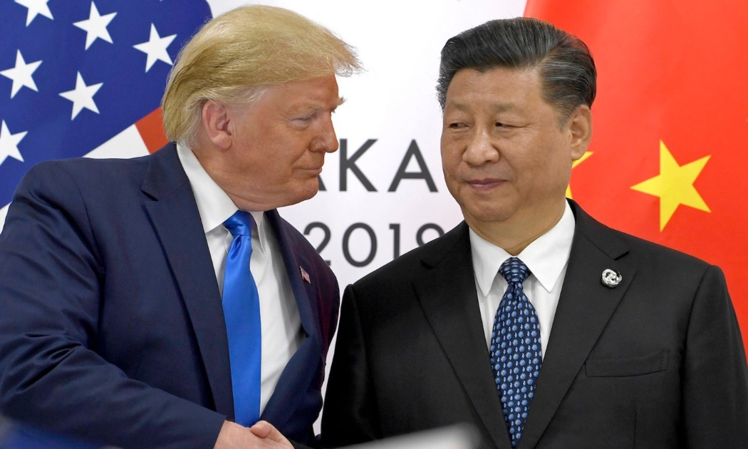 Tổng thống Mỹ Donald Trump (trái) bắt tay Chủ tịch Trung Quốc Tập Cận Bình tại một cuộc họp tại Thượng đỉnh G20 năm 2019 ở Osaka, Nhật Bản - Ảnh: AP.