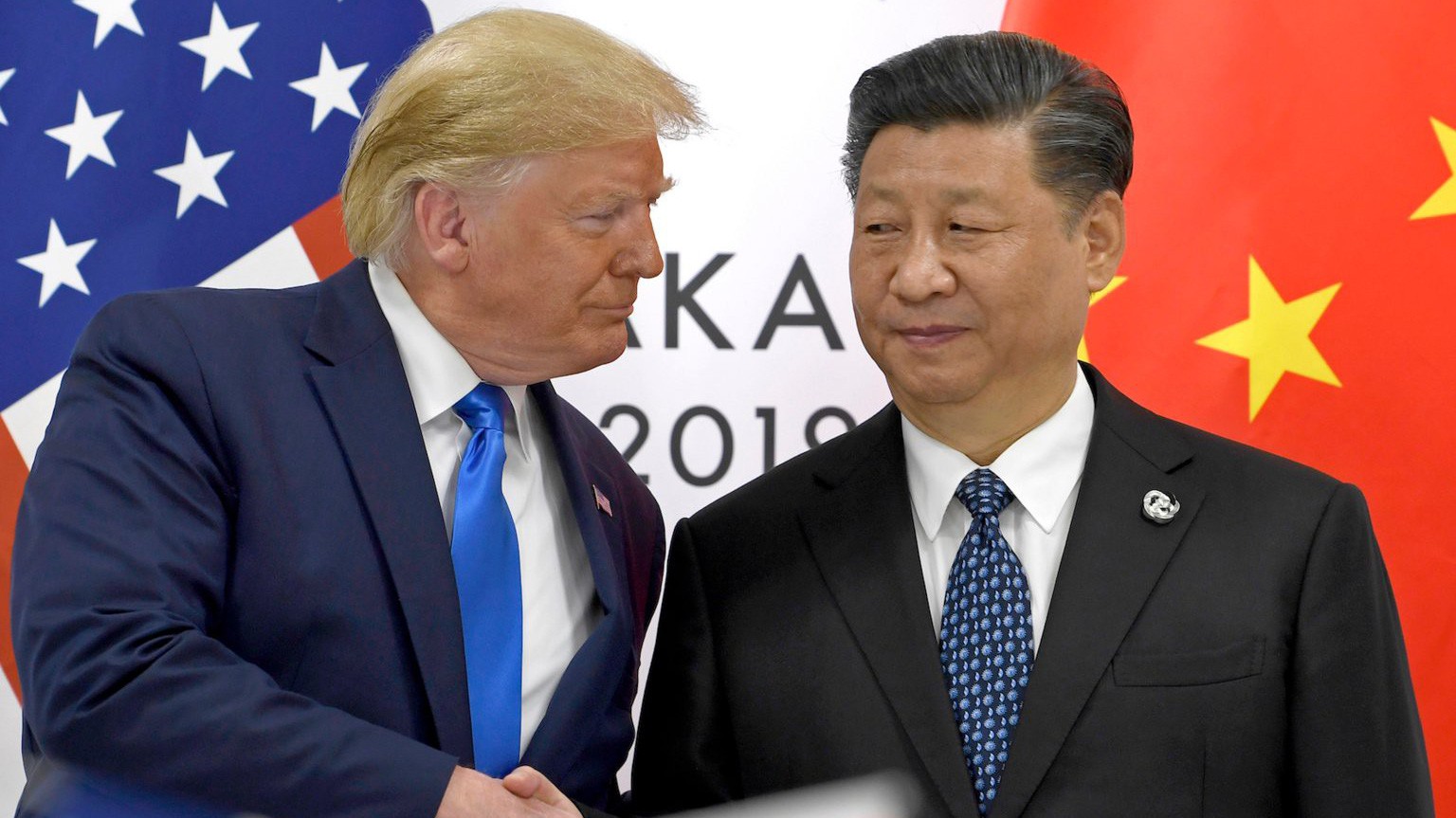 Tổng thống Mỹ Donald Trump (trái) bắt tay Chủ tịch Trung Quốc Tập Cận Bình tại một cuộc họp tại Thượng đỉnh G20 năm 2019 ở Osaka, Nhật Bản - Ảnh: AP.