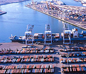 Hàng hóa nhập khẩu tại cảng Los Angeles, Mỹ.