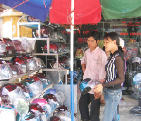 Kinh doanh mũ bảo hiểm tại Tp.HCM đang "vào cầu."