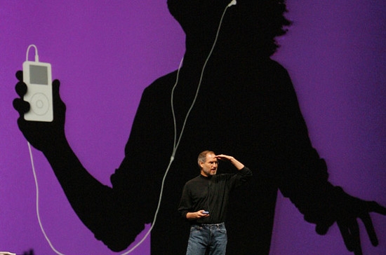 iPod đã mang tới một cuộc cách mạng trong lĩnh vực trình diễn âm nhạc.