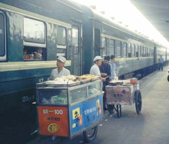 "Người dân vẫn thường tự mang thức ăn hoặc mua ở các ga dọc đường. Đây là vấn đề ngành đường sắt không thể kiểm soát được."