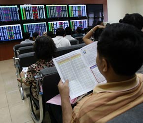 Thị trường chứng khoán là thị trường của niềm tin, là thị trường bị chi phối bởi tâm lý đám đông nên không có gì khó hiểu khi thị trường chứng khoán đã giảm lại tiếp tục giảm sâu hơn - Ảnh: Mạnh Thắng.