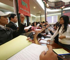 Theo qui định hiện nay, nhà đầu tư có thể mang sổ chứng nhận sở hữu chứng khoán đến thành viên lưu ký để thực hiện lưu ký - Ảnh: VT.