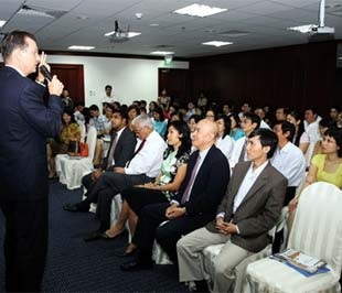 Không khí chia sẻ kinh nghiệm cởi mở giữa GS. David Day và các doanh nhân tại buổi hội thảo.