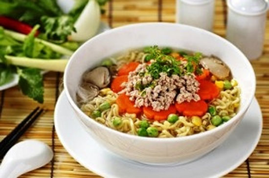 Mì ăn liền là loại thực phẩm rất phổ biến trong nước.