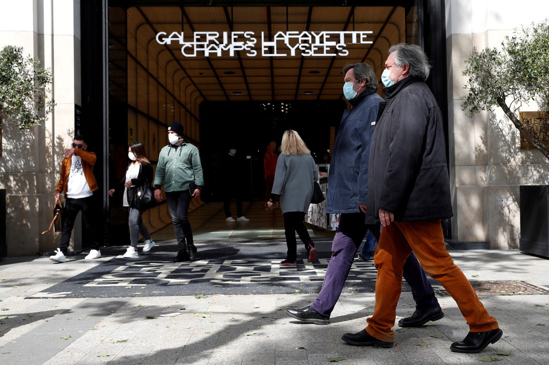 Paris bước vào đợt phong tỏa thứ hai vì dịch Covid-19 - Ảnh: Reuters
