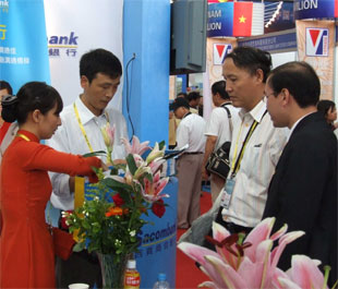 Sacombank giới thiệu sản phẩm - dịch vụ tại CAEXPO (Trung Quốc).