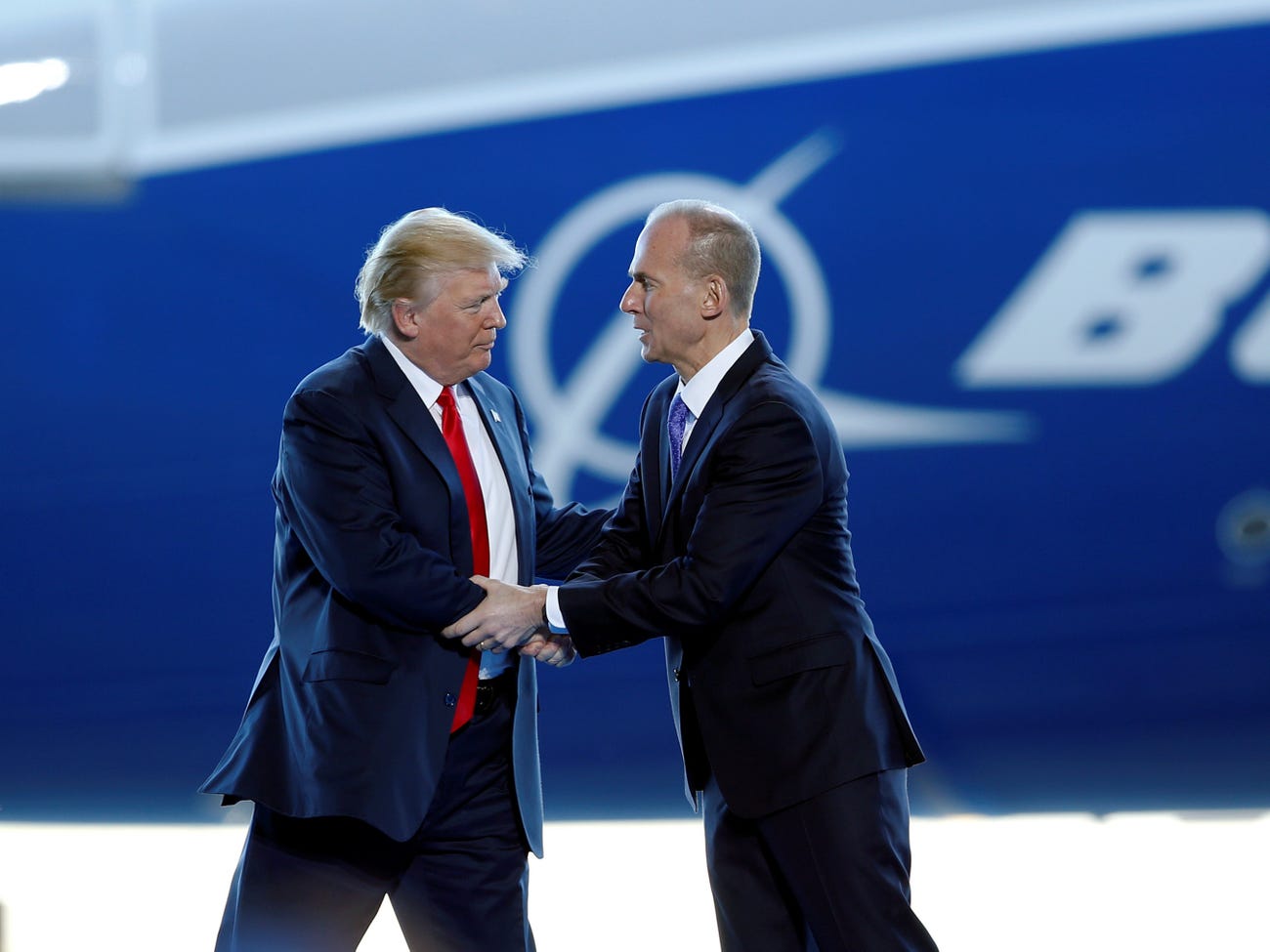Cựu Tổng thống Donald Trump và cựu CEO Boeing Dennis Muilenburg - Ảnh: Reuters
