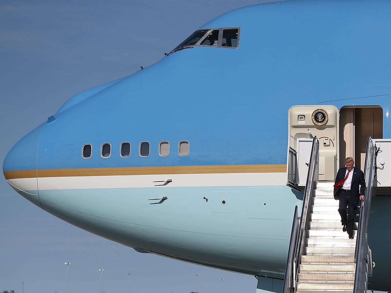 Cựu Tổng thống Donald Trump rời khỏi máy bay Air Force One - Ảnh: Getty