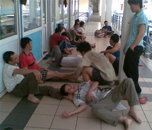Lao động Việt vạ vật trên đất Nga.