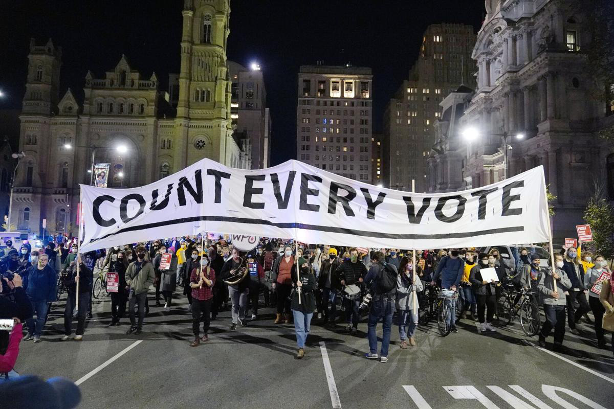Một nhóm biểu tình khác yêu cầu kiểm phiếu đầy đủ ở Philadelphia, bang Pennsylvania - Ảnh: NBC New York.