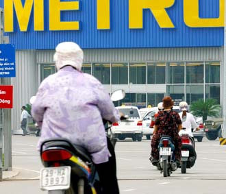 Tuy có thu nhập bình quân đầu người vào loại thấp trên thế giới, nhưng người Việt Nam chi tới 70% thu nhập cho mục đích tiêu dùng. Một con số cao so với khoảng con số tương tự là 40% ở các nước phát triển - Ảnh: Việt Tuấn.
