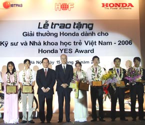 Trao giải cho sinh viên tại giải thưởng lần 1 - năm 2006.