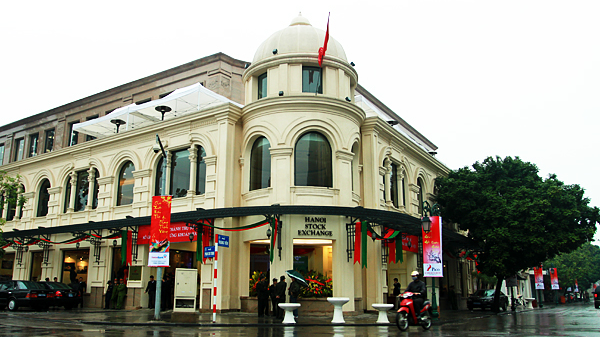 Năm 2017, thu nhập bình quân người lao động HNX đạt 25,45 triệu đồng/tháng; thu nhập bình quân viên chức quản lý đạt 70,4 triệu đồng/tháng.