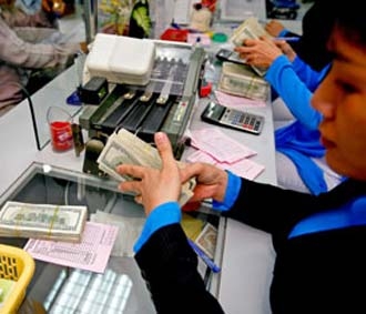 Tỷ giá VND/USD chính thức mới đây đã được Ngân hàng Nhà nước điều chỉnh tăng thêm hơn 300 đồng.