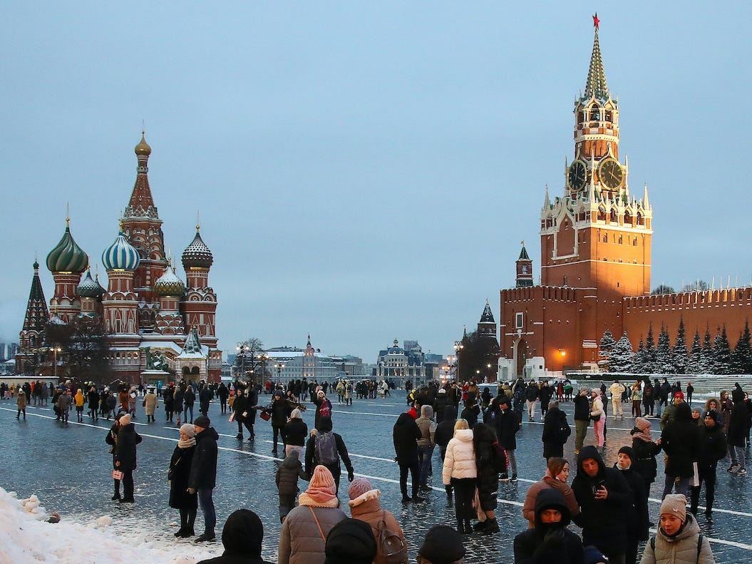 Mùa đông năm nay, thủ đô Nga vẫn trang hoàng rực rỡ để đón Giáng sinh và năm mới, thu hút du khách địa phương vẫn đổ về đây, theo tờ Agence France-Presse. Trong ảnh là Quảng trường Đỏ được chụp vào ngày 27/12/2020 - Ảnh: Getty Images