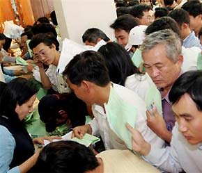 Các nhà đầu tư tại buổi bán đấu giá cổ phần của bộ phận Khu công nghiệp Hiệp Phước. Theo qui định mới, tất cả công ty sau khi thực hiện chào bán cổ phần ra công chúng như Hiệp Phước đều trở thành công ty đại chúng - Ảnh: TT.