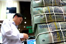 Hiện nhiều ngân hàng đã thực hiện giảm lãi suất huy động VND, nhưng một số thành viên lớn vẫn chưa có điều chỉnh cụ thể.