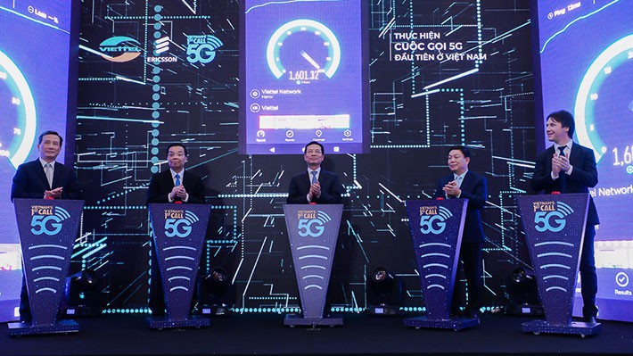 Ấn nút cuộc gọi 5G đầu tiên tại Việt Nam.