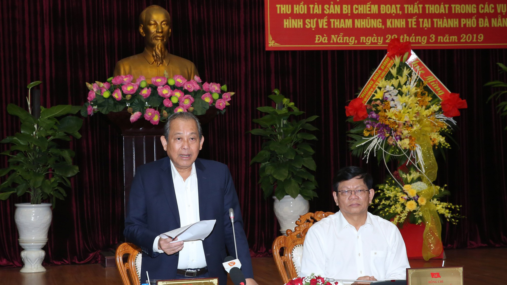 Phó thủ tướng Trương Hòa Bình chủ trì buổi làm việc sáng 29/3.