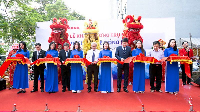 Nhân dịp này, Phòng Giao dịch Lê Hồng Phong của Vietbank dành hàng trăm phần quà tặng quý khách hàng đến giao dịch.