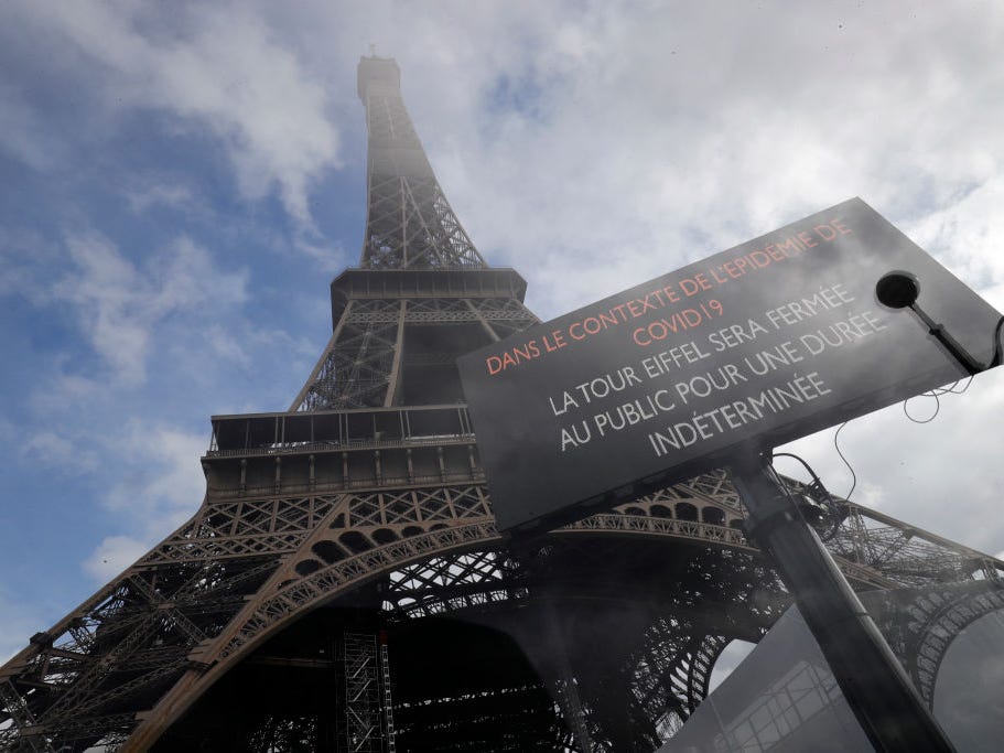Tháp Eiffel đã phải đóng cửa trong nhiều tháng do dịch bệnh bùng phát. Tới mùa hè, nơi này đã mở cửa trở lại nhưng hạn chế lượng khách. Tuy nhiên, tới tháng 10, ngọn tháp lại phải đóng cửa do làn sóng dịch bệnh thứ hai bùng phát tại Pháp buộc nước này phải tái áp dụng lệnh phong tỏa - Ảnh: Reuters