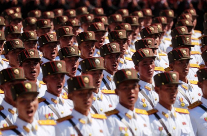 Triều Tiên không còn khoe tên lửa tầm xa trong lễ duyệt binh - Ảnh 7.