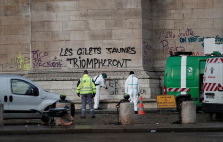 Paris tính ban bố tình trạng khẩn cấp sau cuộc bạo loạn cuối tuần - Ảnh 6.