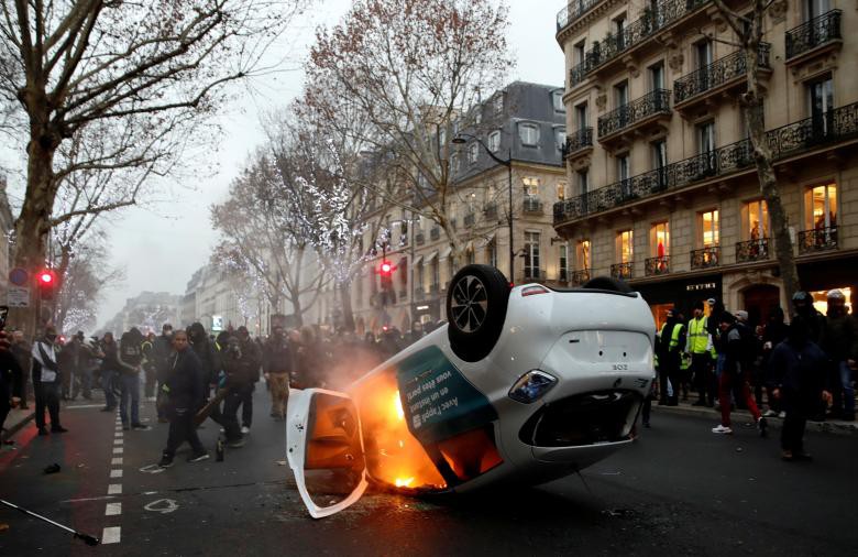 Biểu tình “áo vàng” lại gây hỗn loạn ở Paris - Ảnh 9.