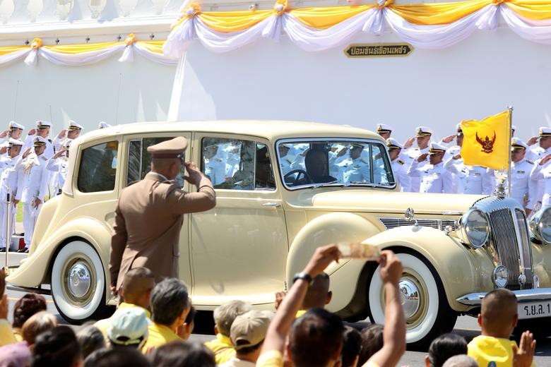 Vua Vajiralongkorn của Thái Lan chính thức đăng quang - Ảnh 6.
